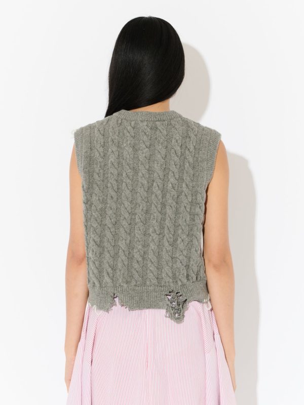 LABEL CABLE KNITTED VEST in GREY